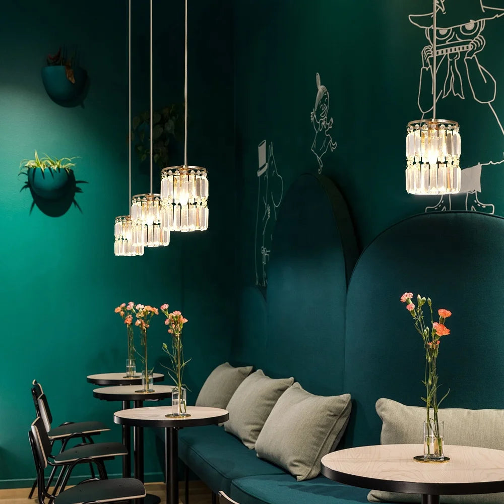 Guldtonad kristallpendel – Liten form, elegant uttryck