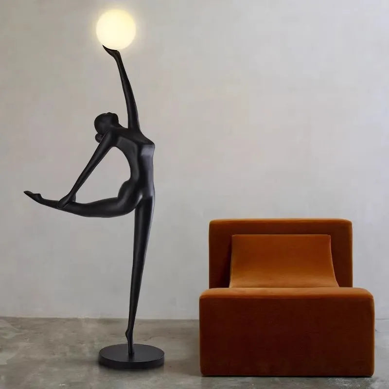 Skulptural LED-golvlampa i resin – 150 cm
