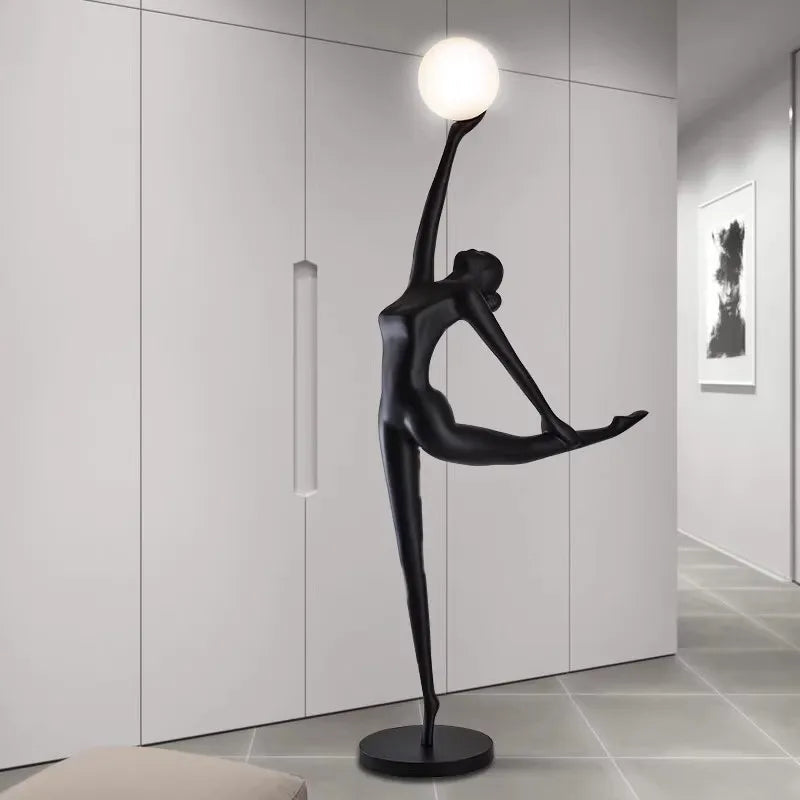 Skulptural LED-golvlampa i resin – 150 cm