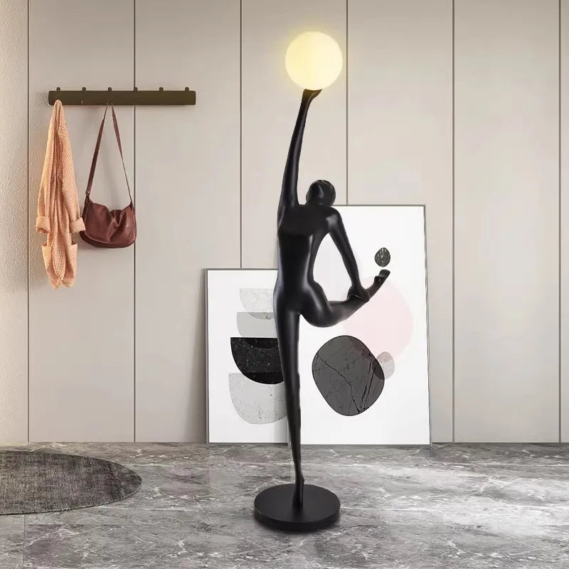 Skulptural LED-golvlampa i resin – 150 cm